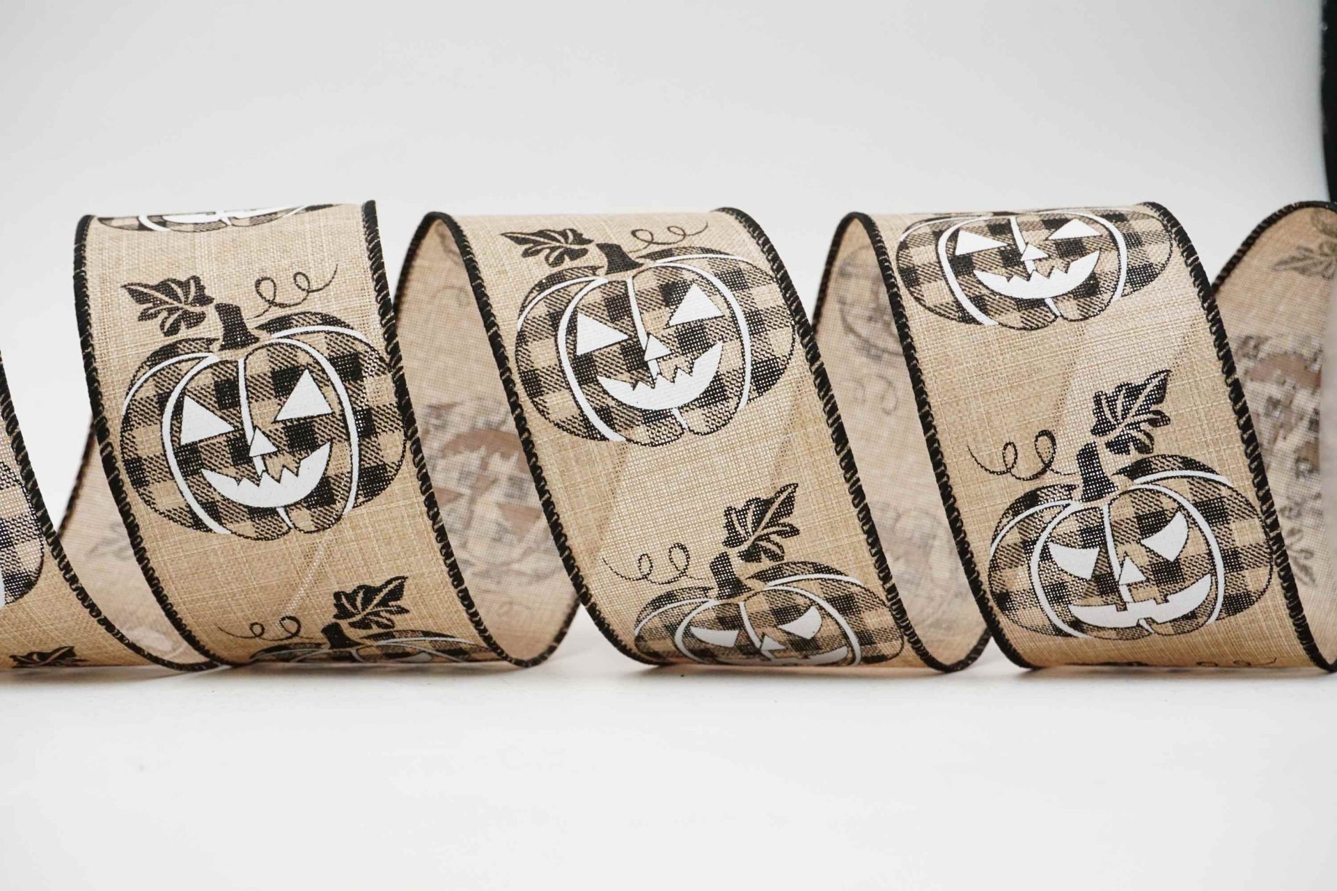 Hauskaa hymyilevää kurpitsanleikattua Halloween-nauhaa